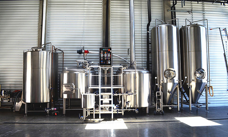 A set of 1000L brewery system including brewhouse, hot water tank and fermenters. 